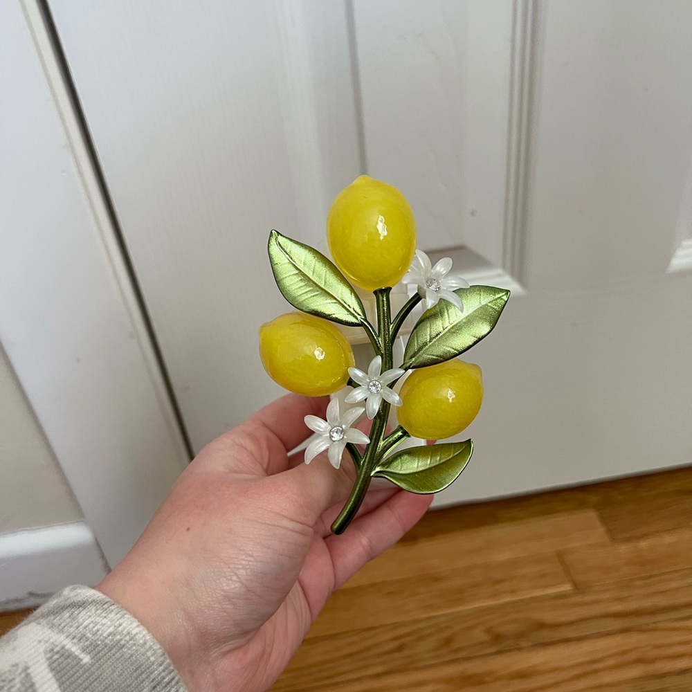 Bath & Body Works lemon wallflower plug in